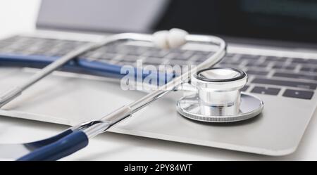 Stéthoscope de santé sur le clavier de l'ordinateur portable Banque D'Images