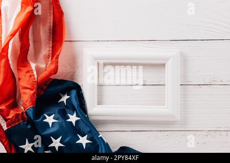 Drapeau américain pour le jour du souvenir sur fond abstrait en bois Banque D'Images