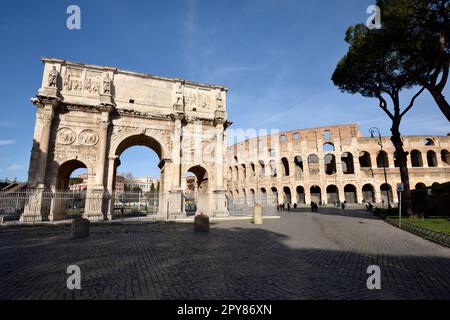 Italie, Rome, arche de Constantin et Colisée Banque D'Images