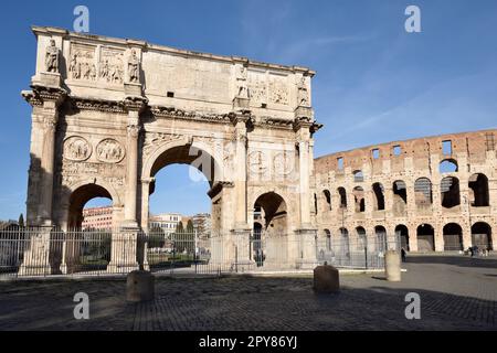 Italie, Rome, arche de Constantin et Colisée Banque D'Images