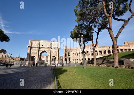 Italie, Rome, arche de Constantin et Colisée Banque D'Images