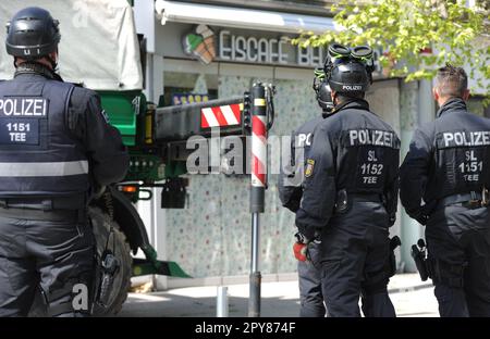 Saarlouis, Allemagne. 03rd mai 2023. Les policiers sécurisent les preuves lors d'un raid. Avec une opération à grande échelle dans plusieurs États allemands, la police a pris des mesures contre des membres de la Mafia italienne ndrangheta mercredi. Plus de 1 000 officiers ont été déployés dans toute l'Allemagne, y compris des forces spéciales. Credit: Beckerbredel/BeckerBredel/dpa/Alay Live News Banque D'Images