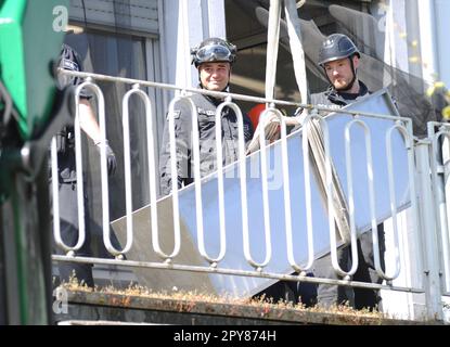 Saarlouis, Allemagne. 03rd mai 2023. Les policiers sécurisent les preuves lors d'un raid. Avec une opération à grande échelle dans plusieurs États allemands, la police a pris des mesures contre des membres de la Mafia italienne ndrangheta mercredi. Plus de 1 000 officiers ont été déployés dans toute l'Allemagne, y compris des forces spéciales. Credit: Beckerbredel/BeckerBredel/dpa/Alay Live News Banque D'Images