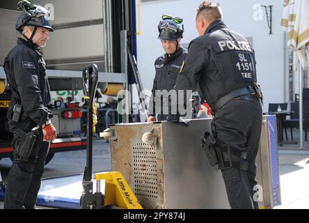 Saarlouis, Allemagne. 03rd mai 2023. Les policiers sécurisent les preuves lors d'un raid. Avec une opération à grande échelle dans plusieurs États allemands, la police a pris des mesures contre des membres de la Mafia italienne ndrangheta mercredi. Plus de 1 000 officiers ont été déployés dans toute l'Allemagne, y compris des forces spéciales. Credit: Beckerbredel/BeckerBredel/dpa/Alay Live News Banque D'Images