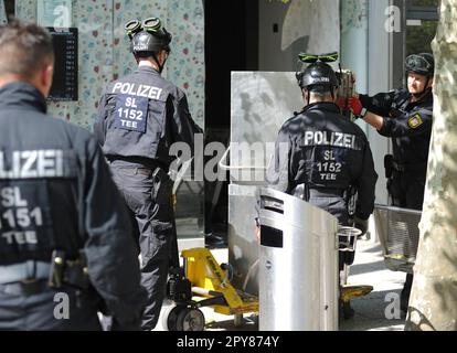 Saarlouis, Allemagne. 03rd mai 2023. Les policiers sécurisent les preuves lors d'un raid. Avec une opération à grande échelle dans plusieurs États allemands, la police a pris des mesures contre des membres de la Mafia italienne ndrangheta mercredi. Plus de 1 000 officiers ont été déployés dans toute l'Allemagne, y compris des forces spéciales. Credit: Beckerbredel/BeckerBredel/dpa/Alay Live News Banque D'Images