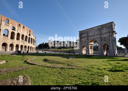 Italie, Rome, Colisée et arc de Constantin Banque D'Images