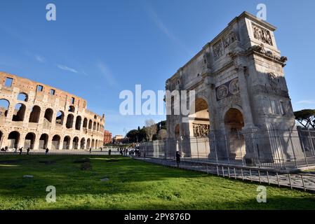 Italie, Rome, Colisée et arc de Constantin Banque D'Images