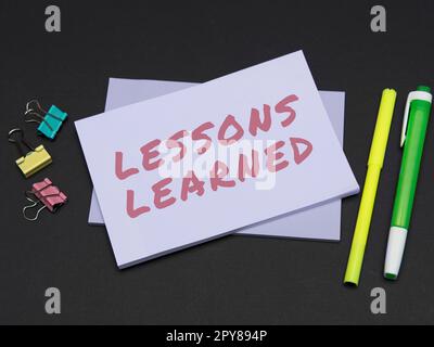Légende de texte présentant les leçons apprises. Photo conceptuelle promouvoir partager et utiliser les connaissances issues de l'expérience Banque D'Images