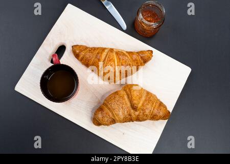 croissants frais et une tasse de café sur une table, vue sur le dessus Banque D'Images