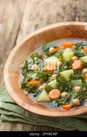 Soupe de légumes à base de chou frisé, de pois chiches, de carotte, de céleri et de pomme de terre Banque D'Images