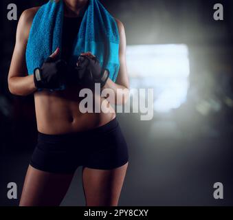 Determinated girl au gymnase prêt à commencer la leçon de remise en forme Banque D'Images