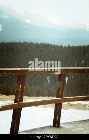 Gros plan sur les rails en bois sur la colline concept photo Banque D'Images