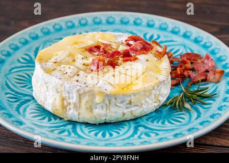 Camembert au four Banque D'Images