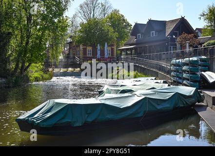 PRODUCTION - 03 mai 2023, Brandebourg, Burg : les péniches pour les visiteurs et les touristes sont couvertes de bâches dans le port de la ville de Burg dans la Spreewald. À la suite de la lettre des enseignants au sujet des incidents extrémistes de droite dans leur école du Spreewald, les autorités veulent travailler à travers ces allégations. Les éducateurs se sont également plaints du manque de soutien des administrations scolaires, des conseils scolaires et de la politique. La critique sera examinée et des entretiens auront lieu avec les personnes concernées, a déclaré le Ministère de l'éducation à Potsdam mardi lorsqu'on leur a demandé. "L'école a besoin de calme et bien sûr de l'issu Banque D'Images