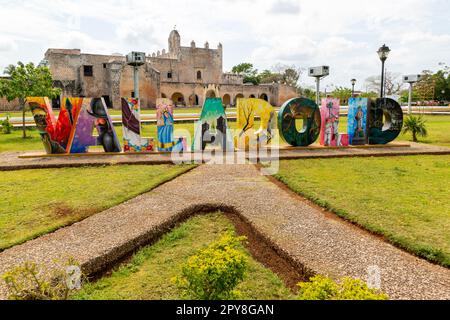 Signe de lettrage coloré pour Valladolid, Yucatan, Mexique devant le couvent de San Bernardino de Sienne Banque D'Images