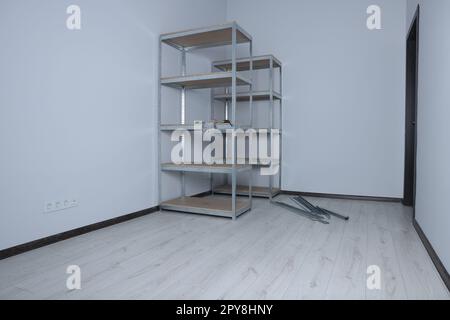 Salle de bureau avec murs blancs et étagères de rangement en métal Banque D'Images