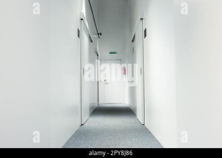 Étroit couloir blanc dans l'auberge. Design moderne Banque D'Images