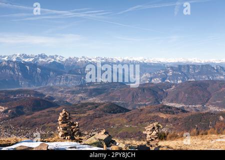 Paysage depuis la partie supérieure de montage de Costalta. Panorama des Alpes italiennes Banque D'Images