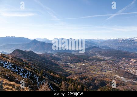 Paysage depuis la partie supérieure de montage de Costalta. Panorama des Alpes italiennes Banque D'Images