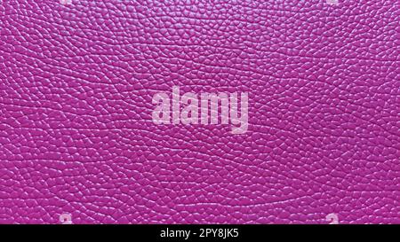 Le cuir artificiel est rose vif ou fuchsia. Sillons et élévations distincts sur la surface d'un sac ou d'une chaussure. Réflexion de la lumière. Accessoire de mode en imitation peau de porc. Gros plan Banque D'Images