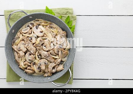 Stroganoff de bœuf crémeux avec tranches de champignons et oignon Banque D'Images