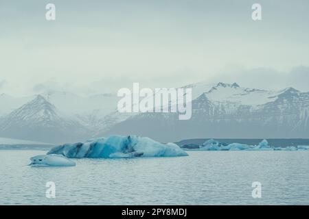 Bleu icebergs flottant près de la côte paysage photo Banque D'Images