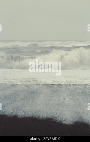 Tempête océanique sur une photo de paysage sombre de jour Banque D'Images