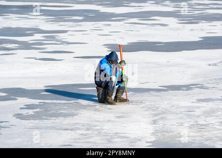 Pêcheur à la pêche sur la glace Banque D'Images