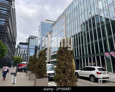 VARSOVIE, POLOGNE - 13 JUILLET 2022 : rue de la ville avec de beaux bâtiments Banque D'Images