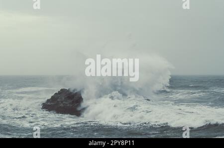 Tempête de mer avec brisantes vagues photo paysage Banque D'Images