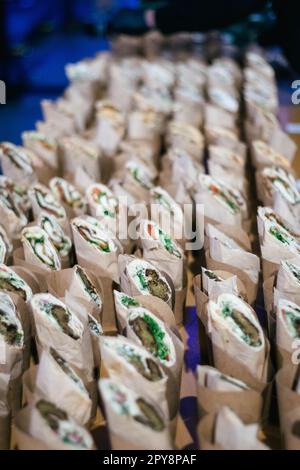 Délicieux repas servis par la restauration au buffet. Sur la table se trouvent des roulés, des en-cas, des desserts et des salades. Il y a aussi du pain avec des croches et des coupes froides. Banque D'Images