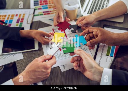 Le travail d'équipe de partenaires. Concept d'intégration et de démarrage des pièces de puzzle Banque D'Images