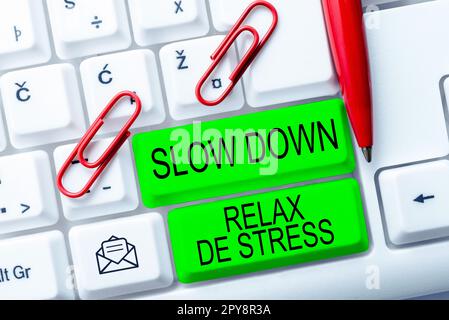 Panneau indiquant Slow Down Relax de stress. Mot pour avoir une pause réduire les niveaux de stress repos calme Banque D'Images