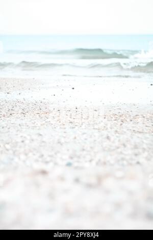 Gros plan sur la plage de sable blanc et les vagues de l'océan concept photo Banque D'Images