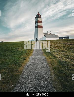 Le phare d'Alnes se trouve dans la communauté de pêcheurs d'Alnes, sur l'île de Gody. Banque D'Images