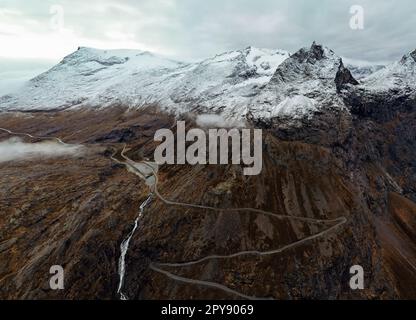 La rue Trollstigen est une route de montagne en serpentin et passe Banque D'Images