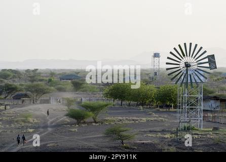 KENYA, Turkana, village Nariokotome , borewell avec pompe à énergie éolienne à la station de mission Banque D'Images