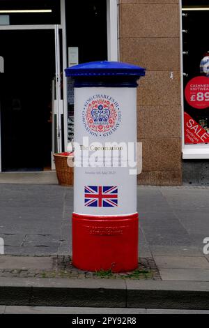 Édimbourg, Écosse, Royaume-Uni. 3rd mai 2023. Préparatifs pour le couronnement du roi Charles III le samedi 6th mai 2023 à l'abbaye de Westminster en pleine oscillation le long du Royal Mile. Boîte postale peinte en rouge blanc et bleu. Crédit : Craig Brown/Alay Live News Banque D'Images