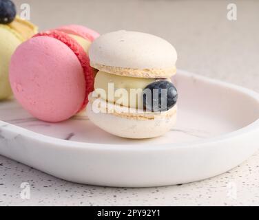 Macarons cuits avec différentes saveurs sur la table, dessert Banque D'Images