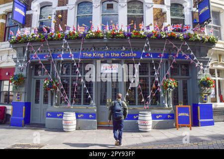 Londres, Royaume-Uni. 3rd mai 2023. La chaîne de supermarchés Tesco a ouvert son tout premier pub pour célébrer le couronnement du roi Charles III Nommé « le roi dans le château », le pub pop-up a repris le pub du château à Farringdon et sera ouvert les 4th et 5th mai, avec tous les revenus allant à l'organisme caritatif Prince's Trust. Credit: Vuk Valcic/Alamy Live News Banque D'Images