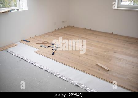 parquet dans une nouvelle chambre, loft, nouvelle maison Banque D'Images