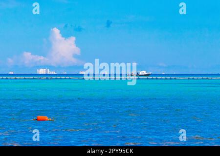 Bateaux yachts bateau jetée plage à Playa del Carmen Mexique. Banque D'Images