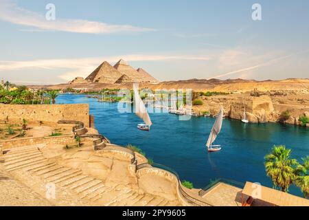 Voiliers et rochers anciens dans le Nil sur le chemin des pyramides, Assouan, Egypte Banque D'Images