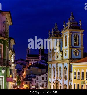 Nuit tombée dans le quartier historique de Pelourinho, maisons et églises au crépuscule dans la ville de Salvador à Bahia, Brésil Banque D'Images