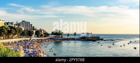 Dimanche ensoleillé en été de la ville de Salvador à Bahia avec Barra plage plein de personnes pendant le coucher du soleil, Brésil Banque D'Images