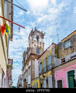 Vieilles maisons et églises dans le quartier de Pelourinho dans la ville de Salvador à Bahia, Brésil Banque D'Images