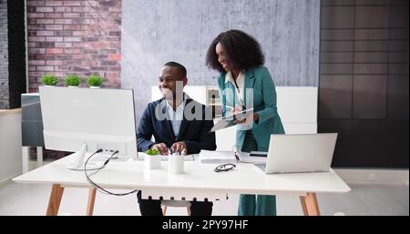 Formation du personnel des analystes informatiques. Deux Africains Banque D'Images