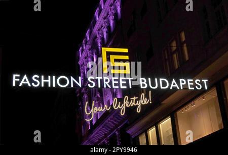 Fashion Street signes de Budapest, votre style de vie, la nuit, Budapest, Deák Ferenc U. 15, 1052, Hongrie Banque D'Images