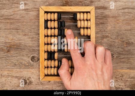 Vue de dessus d'une comptabilité de main avec le vieux abacus Banque D'Images