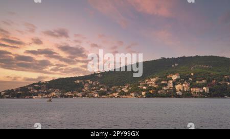 Vue sur les collines de l'île de Kinaliada depuis la mer de Marmara, avec maisons d'été traditionnelles et bateaux, Istanbul, Turquie Banque D'Images